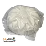 سنگ کلسیم لولو پرندگان یکی از مهمترین و ضروریترین لوازم جانبی قفس برای پرندگان زینتی محسوب میشود. این محصول با تأمین کلسیم مورد نیاز بدن طوطیسانان، نقش حیاتی در سلامت عمومی، استحکام استخوانها و جلوگیری از رشد بیشازحد نوک پرنده دارد. سنگ کلسیم لولو نهتنها یک منبع غنی از مواد معدنی است، بلکه بهعنوان یک ابزار سرگرمی نیز شناخته میشود. طوطیها، مرغ عشقها و عروسهای هلندی با جویدن این سنگ، نیاز غریزی خود به ساییدن نوک را برطرف کرده و دچار بیحوصلگی نمیشوند. استفاده منظم از سنگ کلسیم لولو، راهحلی طبیعی برای بسیاری از مشکلات رفتاری و فیزیکی پرندگان است. در ادامه به بررسی کامل ویژگیها، فواید و نحوه استفاده از این سنگ معدنی خواهیم پرداخت.